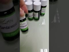 Wprowadź olejek zapachowy o wysokiej intensywności, świeżym, kwiatowym zapachu lilii do detergentu do prania